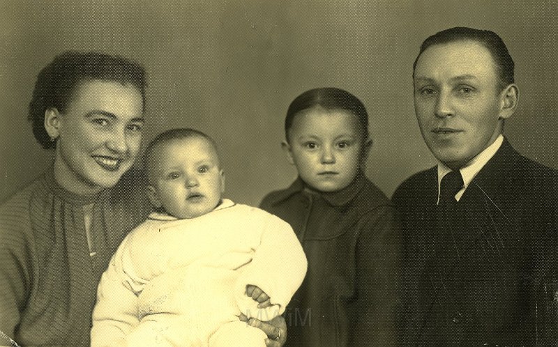 KKE 4143-33.jpg - Bolesław Szczuka z żoną Bronisławą (Oleńczuk) i córki